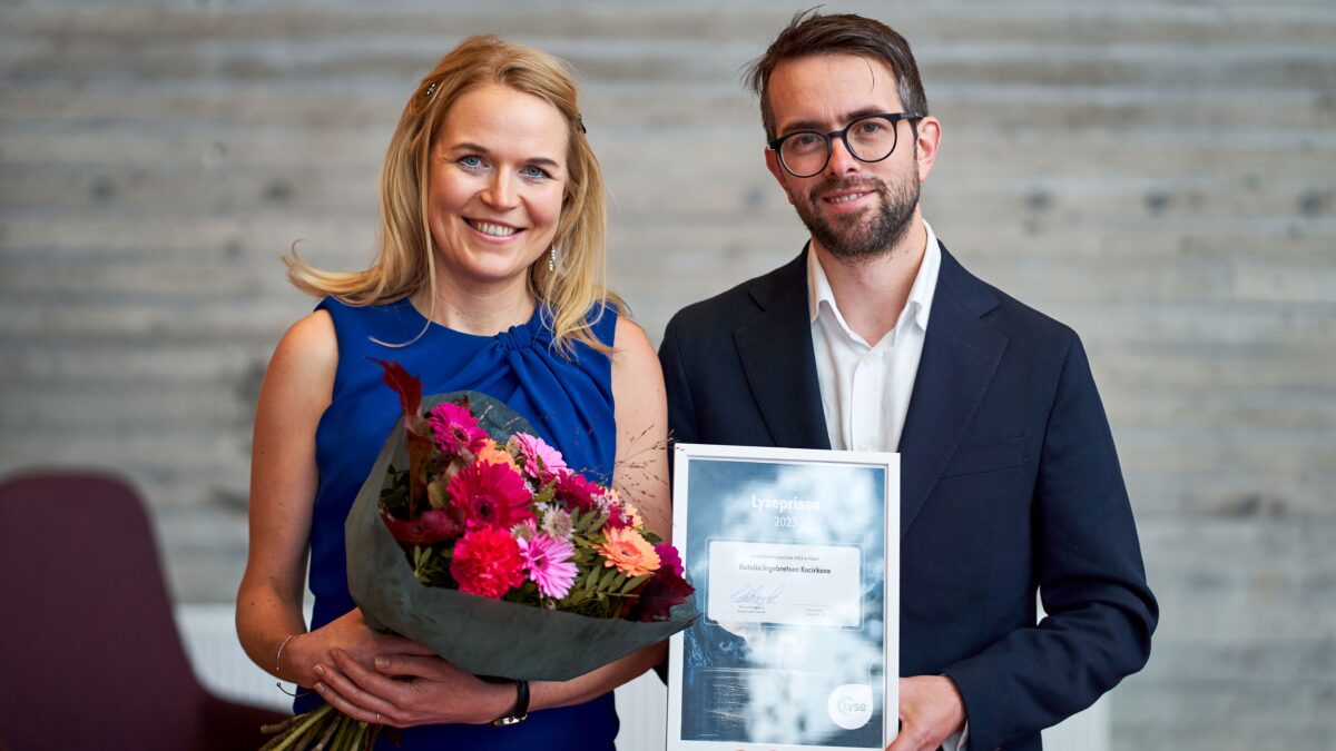Professor Natalia Ingebretsen Kucirkova med konserndirektør Jens Arne Steinsbø i Lyse Foto Sondre Vestheim2 mb