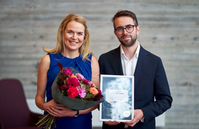 Professor Natalia Ingebretsen Kucirkova med konserndirektør Jens Arne Steinsbø i Lyse Foto Sondre Vestheim2 mb